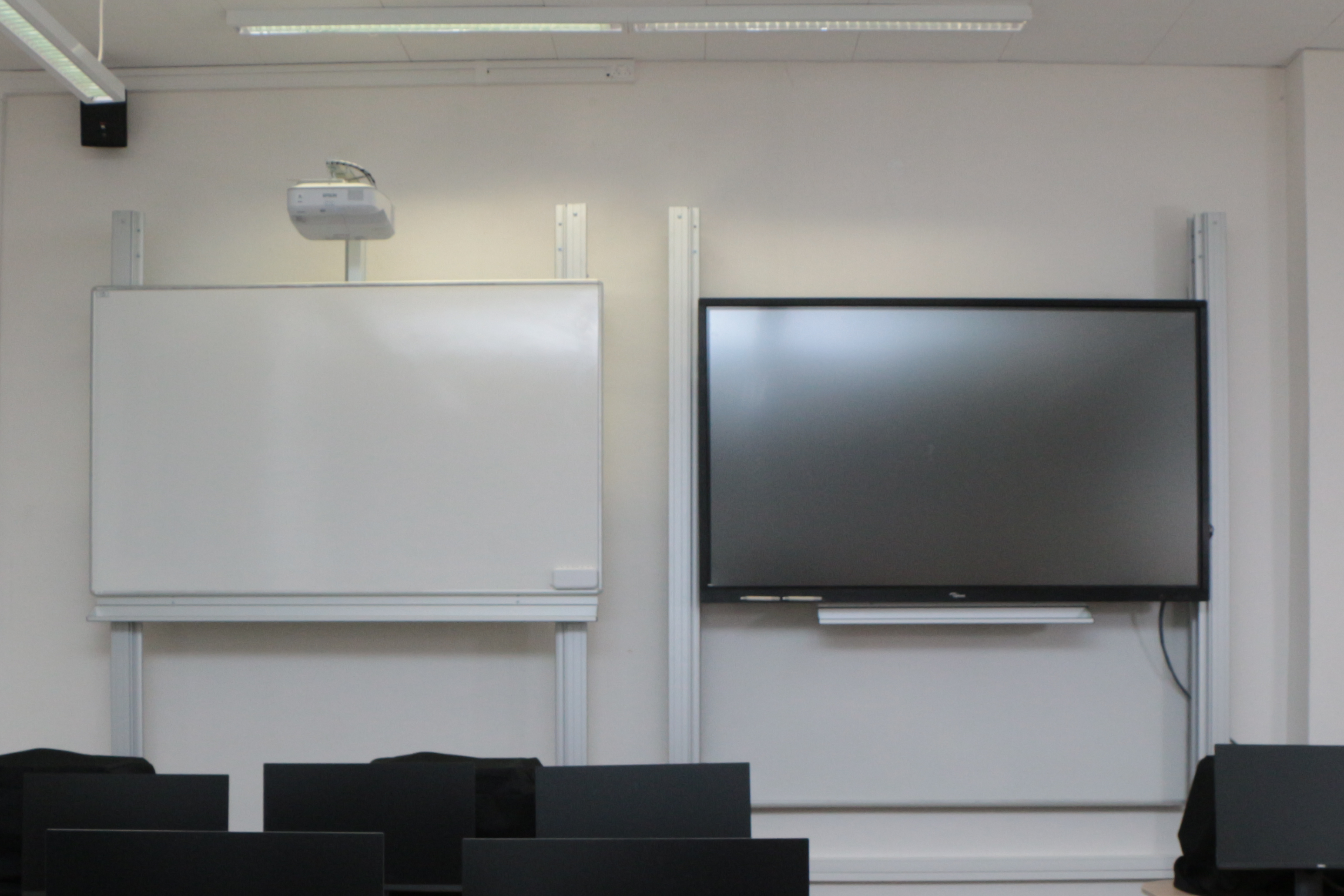 Existuje několik rozdílů mezi interaktivním projektorem a LCD panelem.