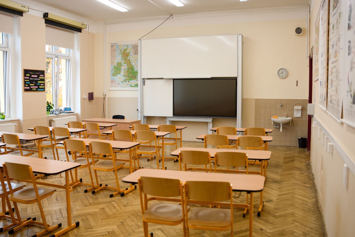 Interaktivní sestava LCD displeje s boční a přední tabulí na škole ZŠ a MŠ Lužná.