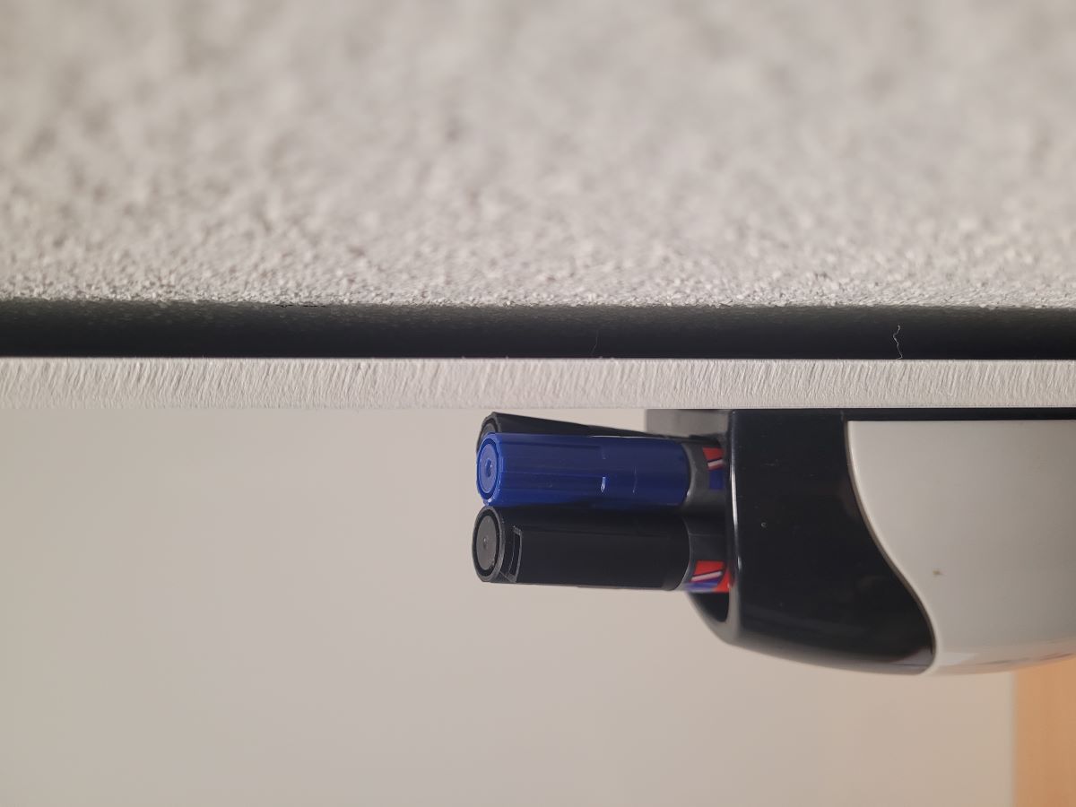 Mezi nekonečným obkladem a zdí vzniká díky způsobu uchycení pomocí magnetů menší mezera.