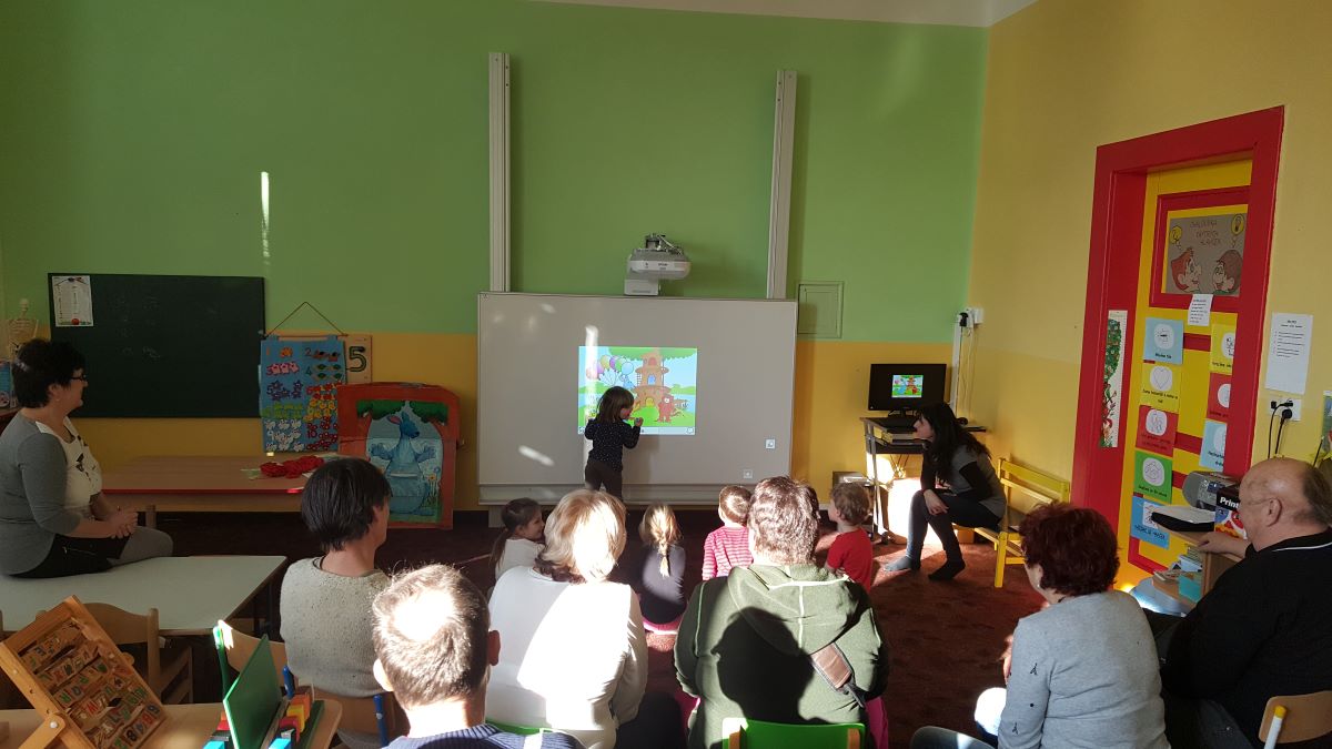 Interaktivní projektor na zvedacím systému PYLON na ZŠ Udlice.