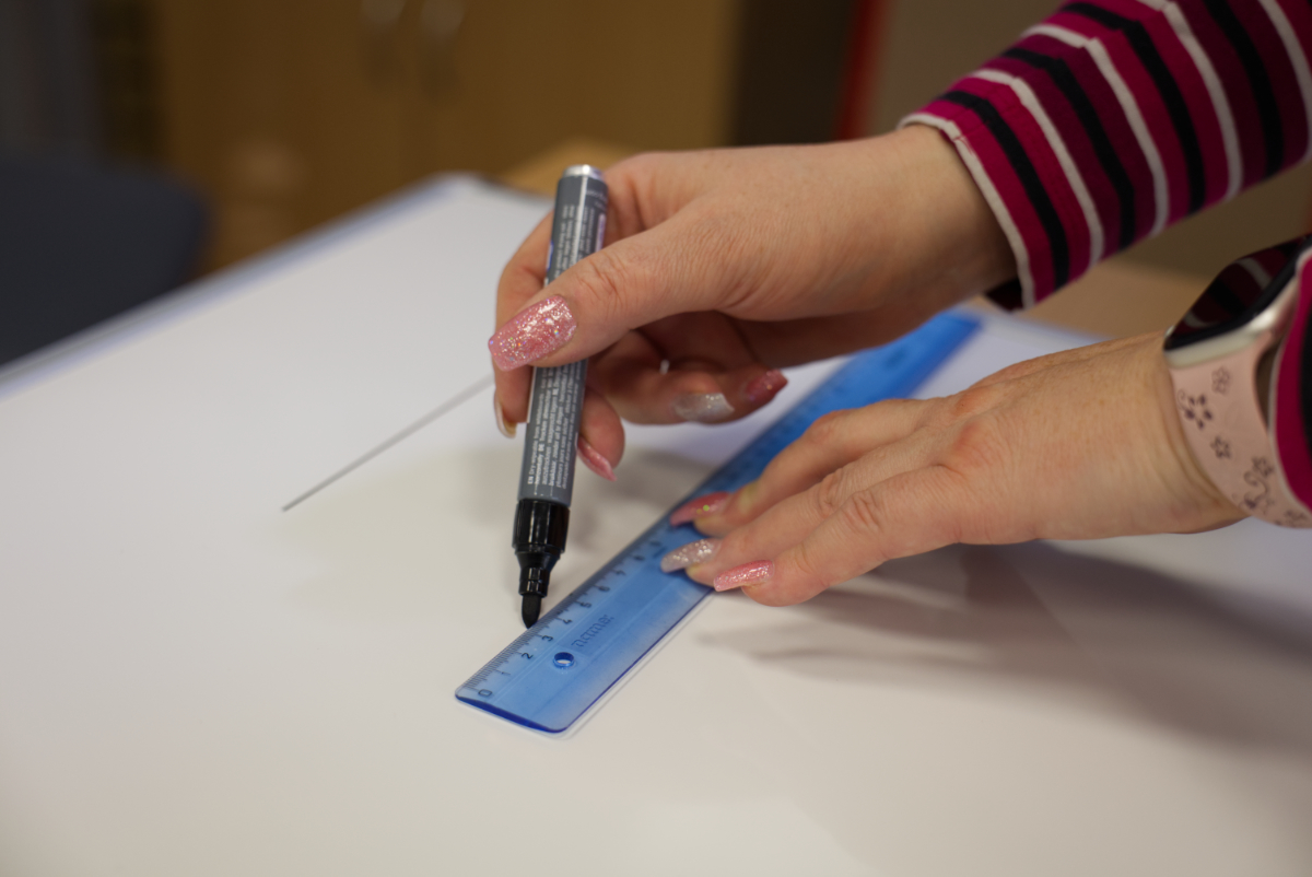 Rozvrhněte si mřížku, kterou nakreslíte pomocí pravítka a černého fixu.