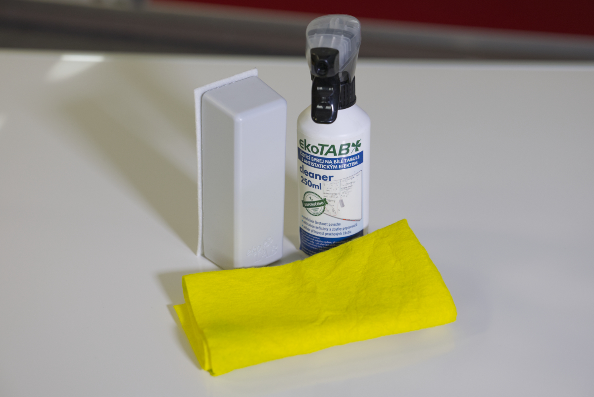 5. Čistič ekoTAB na bílé tabule, stěrka ekoTAB nebo hadřík na čištění