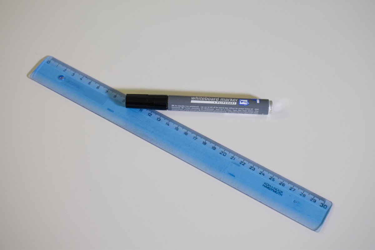 2. Černý fix a pravítko na rozdělení polí