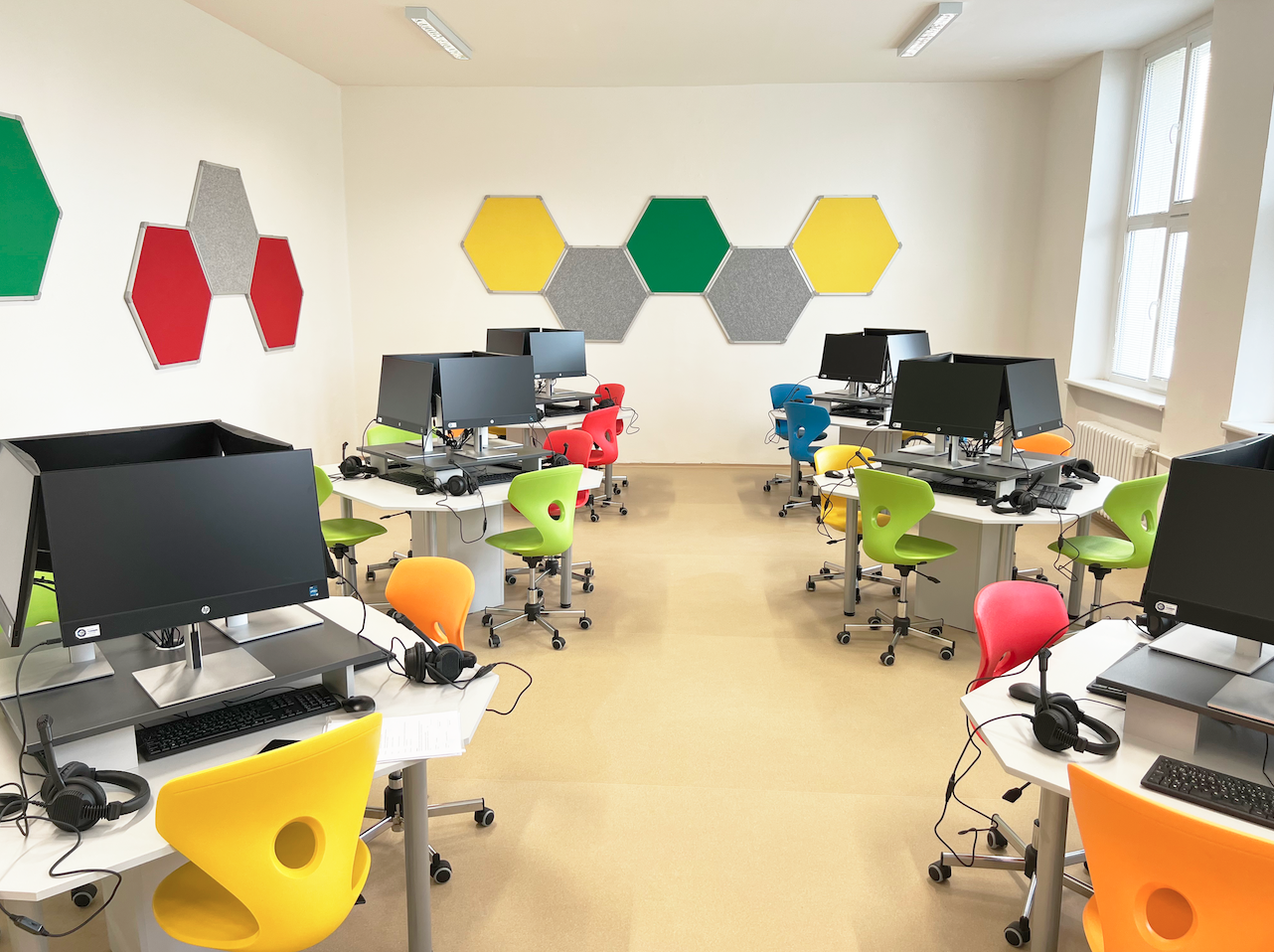Specializovaná učebna vybavena ergonomickými pomůckami.