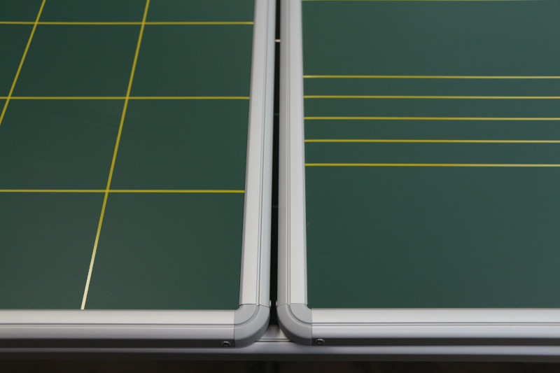 Křídová tabule s rastrem čtverce a linky