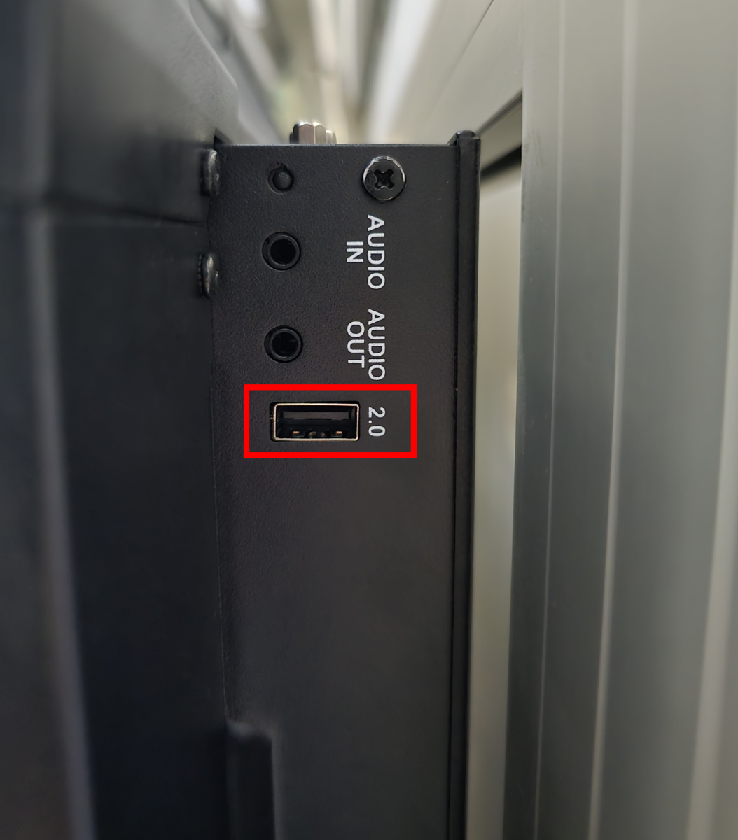 Umístění potřebného USB portu na LCD displeji.