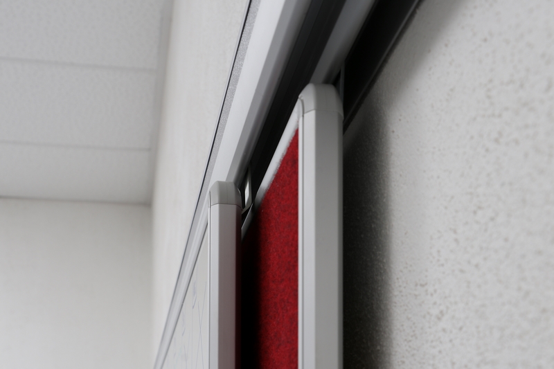 Lištový systém s horizontálním posunem Závěsný systém s horizontálním posunem pro tabule ekoTAB na zeď s délkou 550 cm. #5