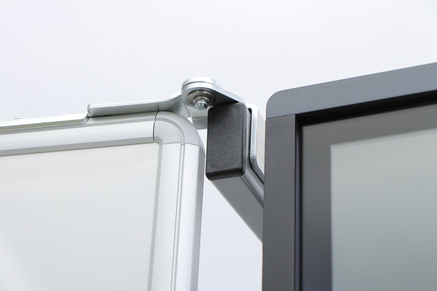 Interaktivní sestava LCD panel na PYLONU AL s křídly  Interaktivní sestava na zvedacím systému PYLON AL - LCD 65